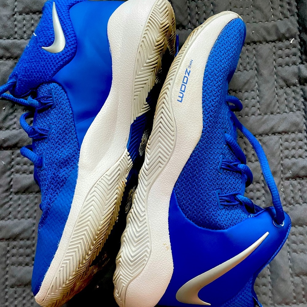 I’am selling basketball shoes!
